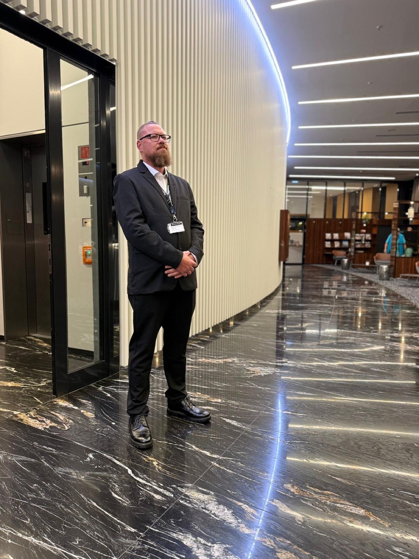 Elblicht Security Doorman an einem hochwertigen Eingangsbereich